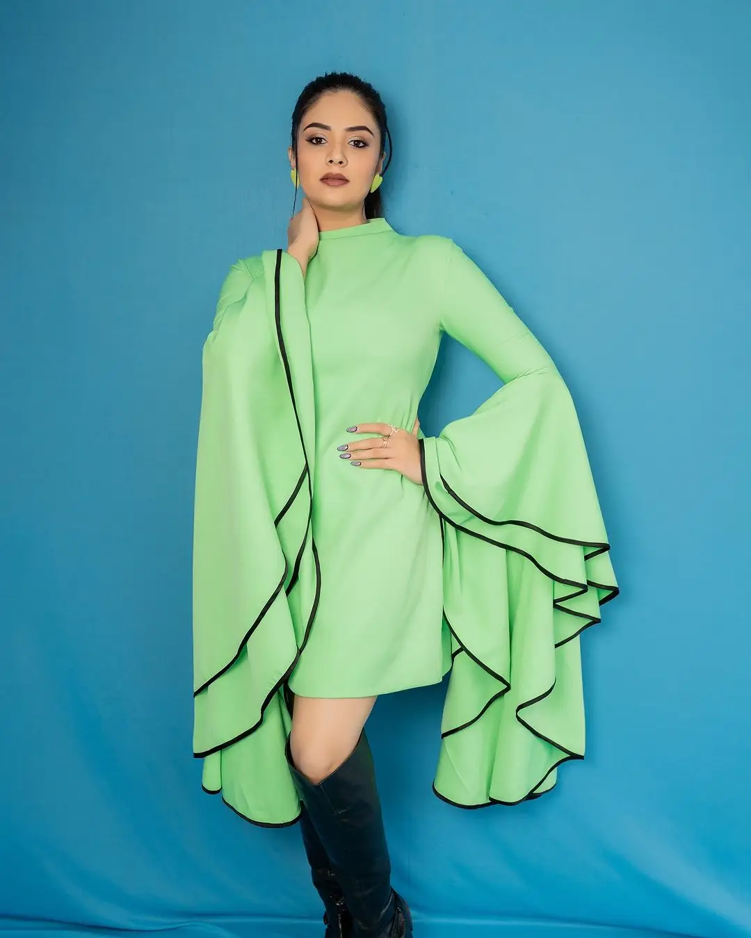 Gemini TV Anchor Sreemukhi Long Legs Show in Green Skirt